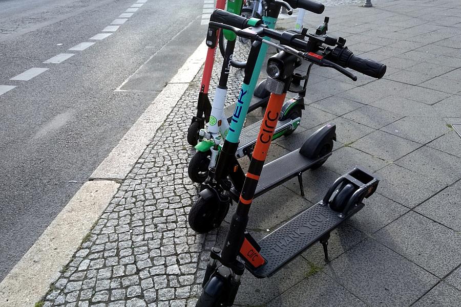Bundesverkehrsminister will Abstellen von Leih-E-Scootern auf Bürgersteigen verbieten