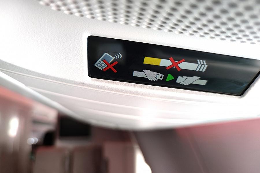 Flugmodus oft ignoriert: Jüngere Fluggäste nutzen heimlich Smartphones im Flugzeug