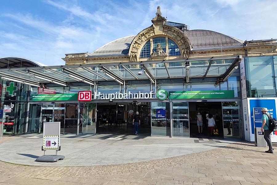 Schwarzfahrer leistet Widerstand im Hauptbahnhof Halle
