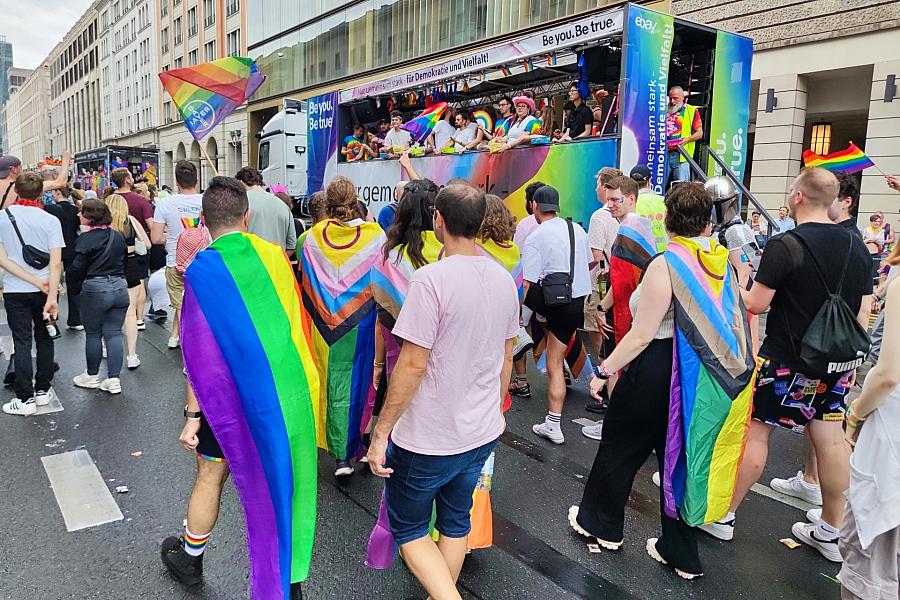 Julia Klöckner verteidigt Verzicht auf Regenbogenflagge am Bundestag – Neutralität als oberstes Gebot