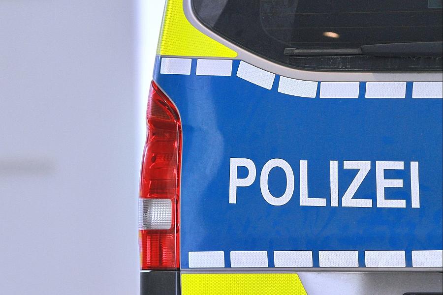 Alkoholisierter Mann wirft Flaschen und Gehhilfe in Oschersleben