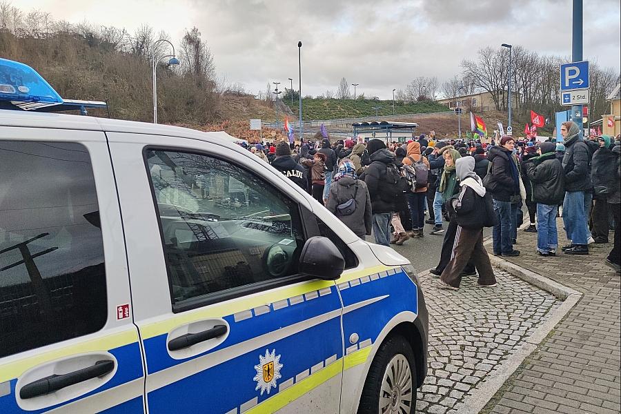 Staatsanwaltschaft Dresden beantragt Geldstrafe nach Angriff auf Polizeibeamten in Riesa