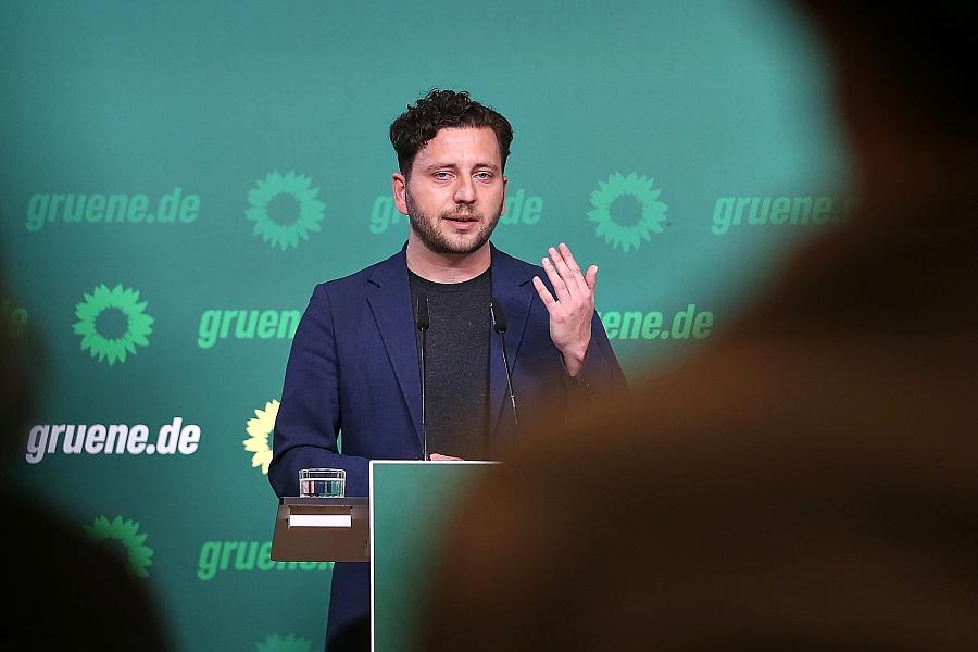 Grünen-Chef Felix Banaszak kritisiert Mindestlohn-Erhöhung als unzureichend