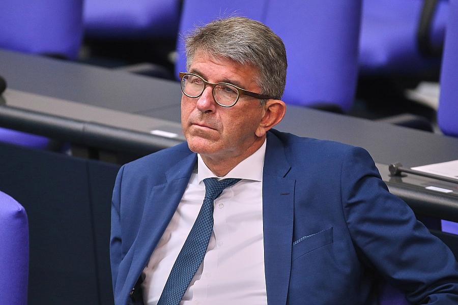 Kulturstaatsminister Weimer warnt vor AfD und Autoritarismus – Forderung nach strengerer Digitalregulierung