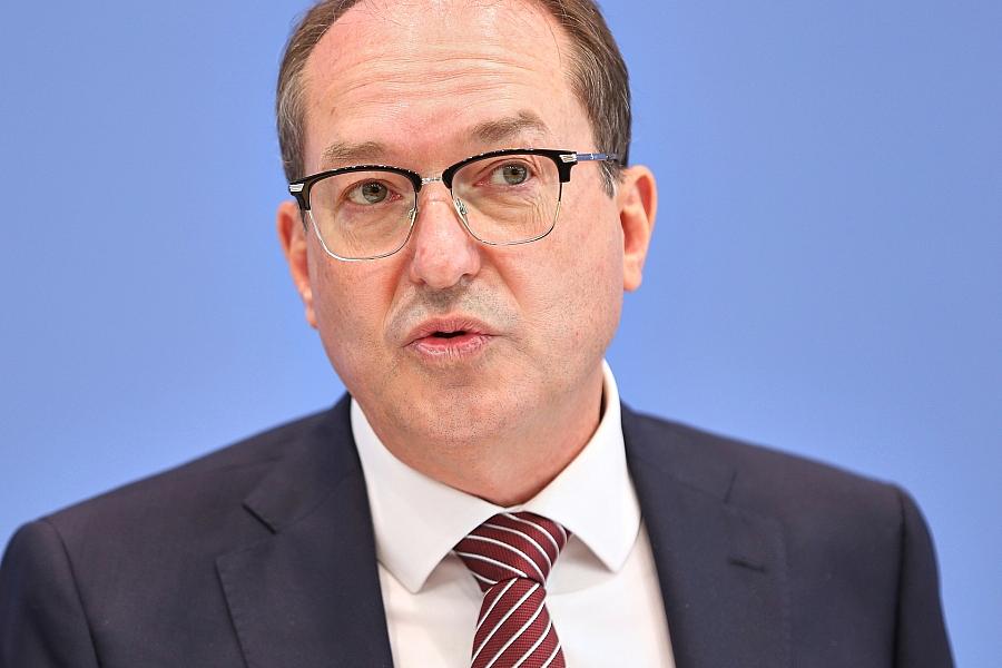 Bayerns Innenminister Herrmann unterstützt Dobrindt in Migrationsdebatte und fordert Fortsetzung der Grenzrückweisungen
