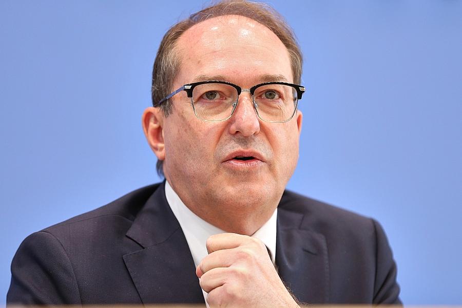 Linken-Chef Jan van Aken wirft Dobrindt Verharmlosung von Rechtsextremismus vor
