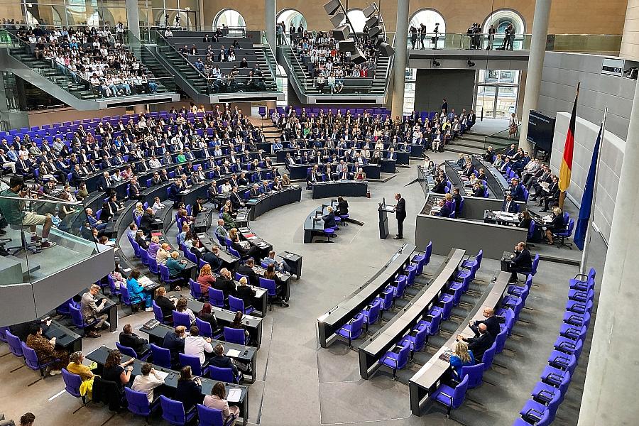 SPD-Generalsekretär fordert Paritätsgesetz und Reformen gegen Steuerbetrug