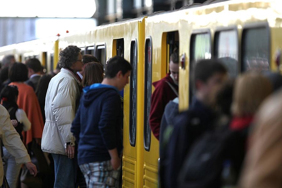 Berlins Regierender zweifelt an Finanzierung des Deutschlandtickets