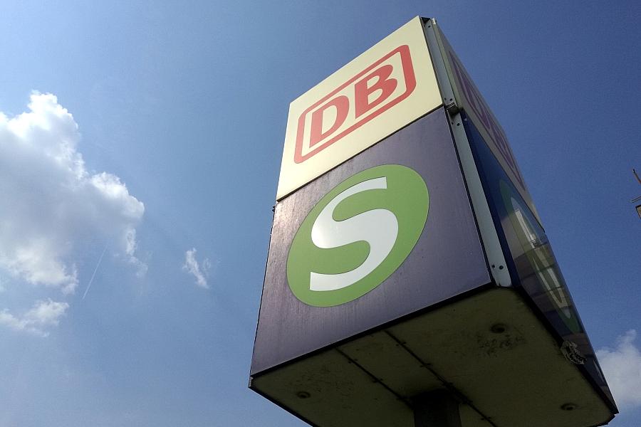 Jugendliche werfen Baumstamm in Leipziger S-Bahn-Haltepunkt