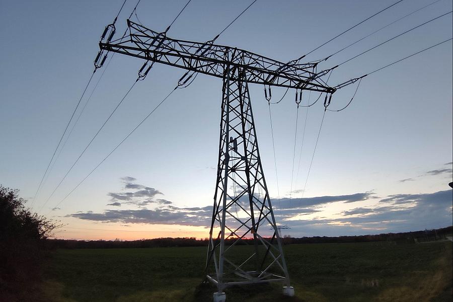 Netzbetreiber erzielen 2023 hohe Renditen von 20 Prozent – Verbraucher zahlen über Netzentgelte
