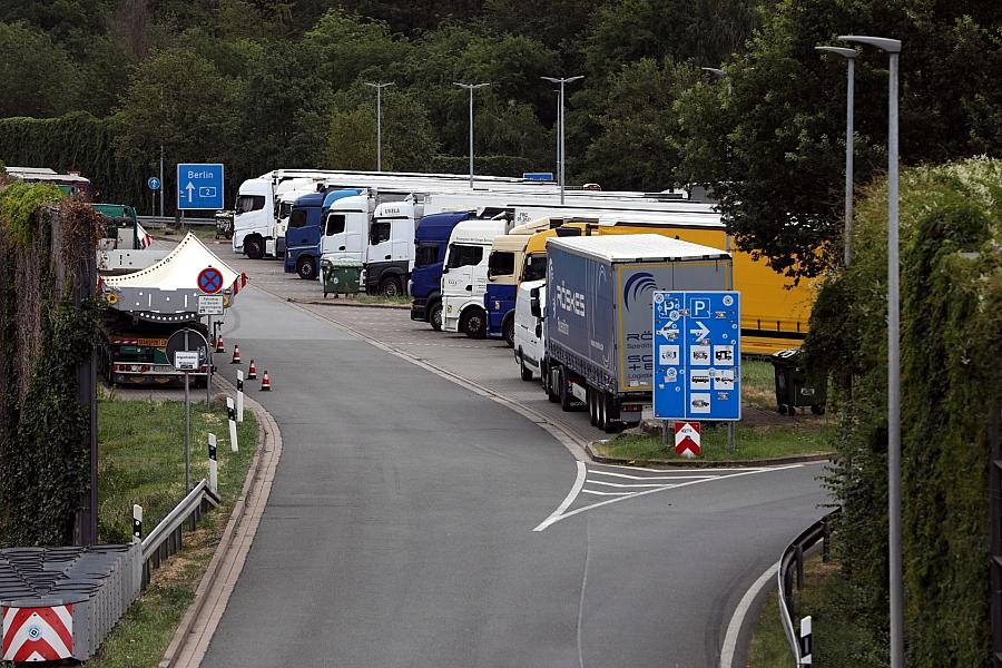 Lkw-Fahrleistung auf Autobahnen sinkt im Juni 2025 – frühes Konjunktursignal