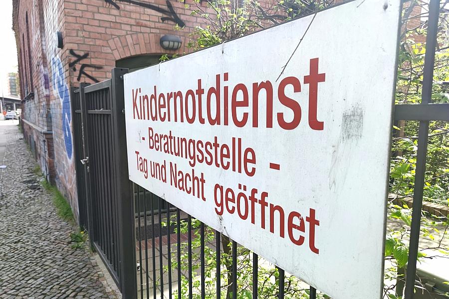Inobhutnahmen 2024: Rückgang bei unbegleiteten Einreisen, Anstieg bei Kindeswohlgefährdungen