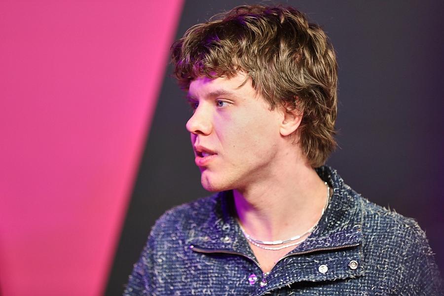 Alex Warren führt Single-Charts an – Zartmann auf Rang drei