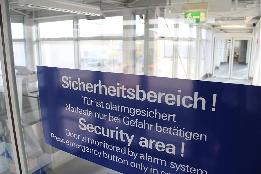 Asylbewerber flieht aus Transitbereich des Frankfurter Flughafens – Fahndung läuft