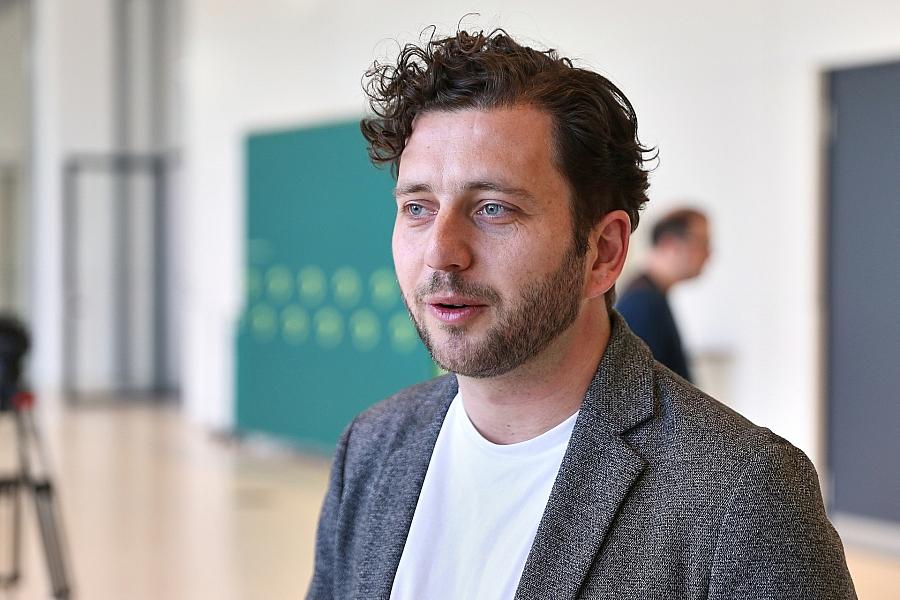 Grünen-Chef Banaszak lobt Merz` Ukraine-Politik und kritisiert Innenpolitik