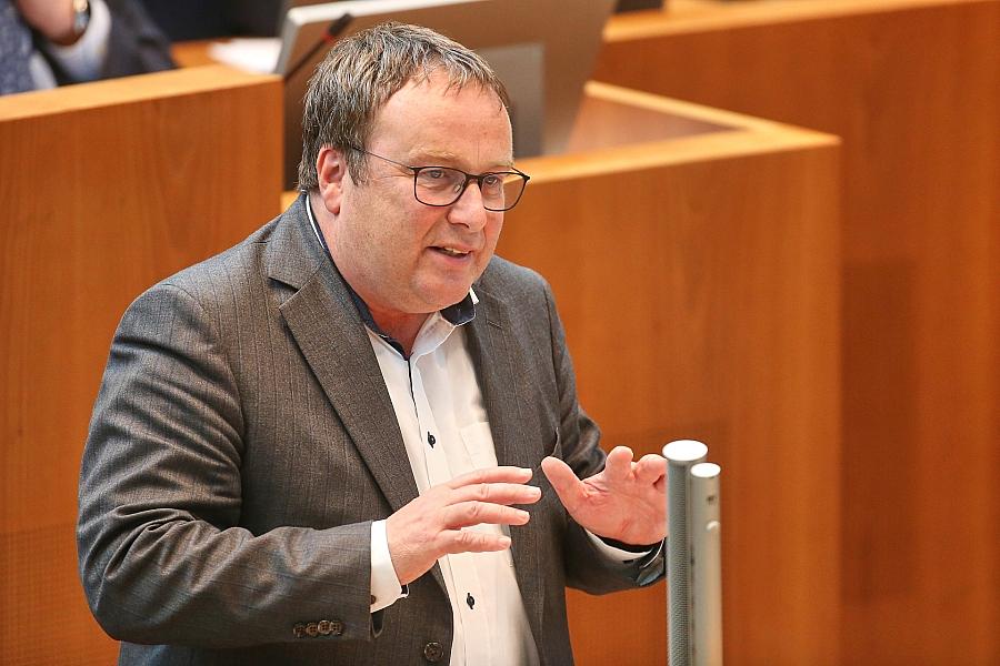 Deutschlandticket: NRW-Verkehrsminister fordert dauerhafte Finanzierung durch den Bund