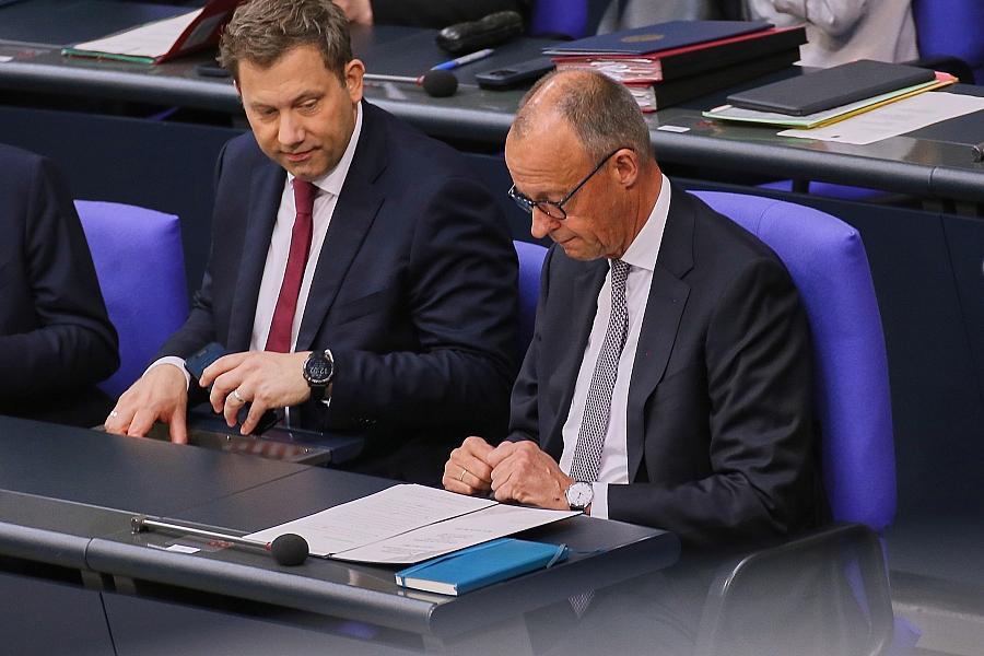 Grüne werfen Bundesregierung Abhängigkeit von fossilen Kräften vor