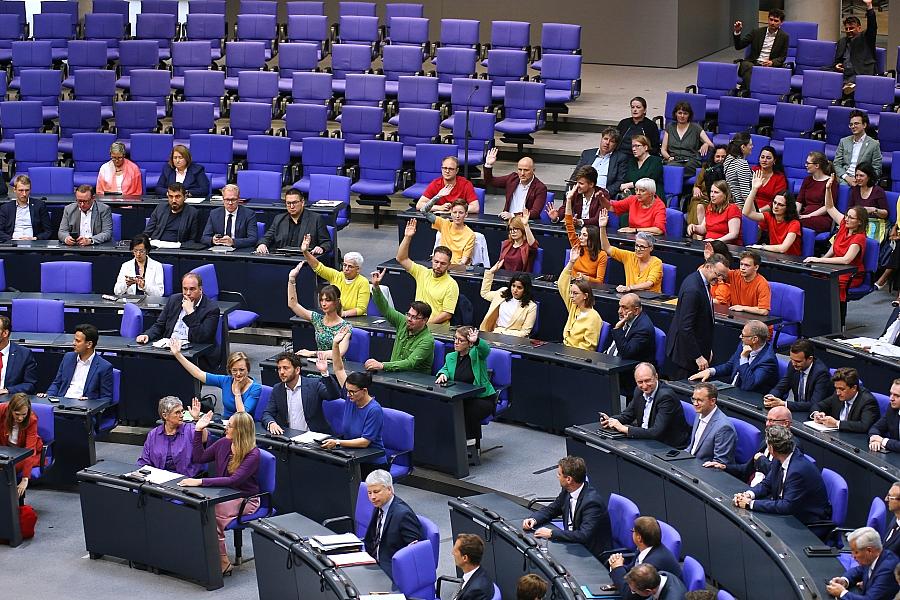 Grüne kritisieren Kleiderordnung im Bundestag und fordern mehr Differenziertheit von Klöckner