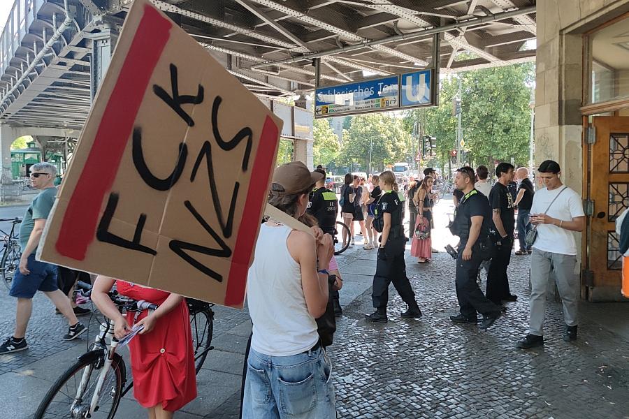 Großpolizeieinsatz im Görlitzer Park bei AfD-„Begehung“ und Protesten