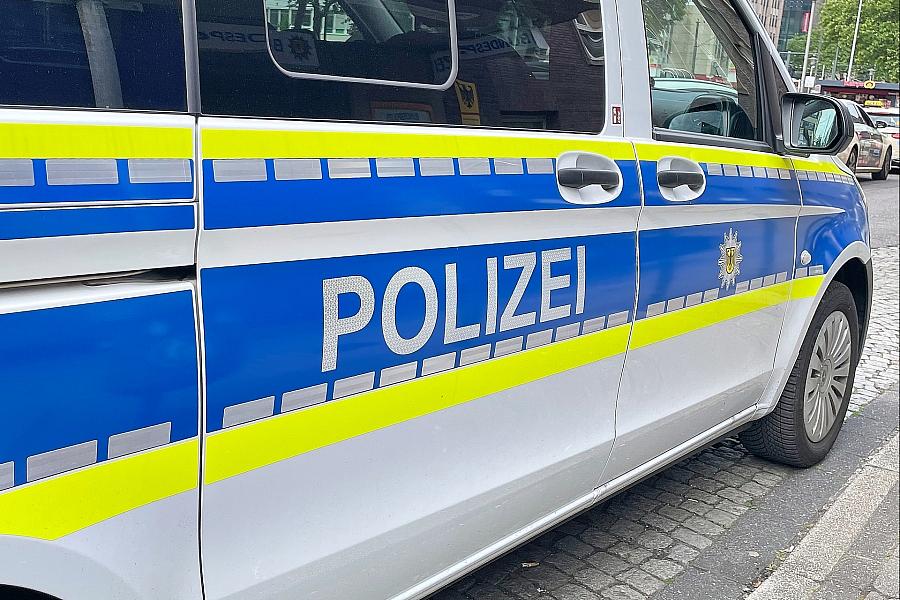 Mann ruft rechtsextreme Parolen von Balkon in Burg