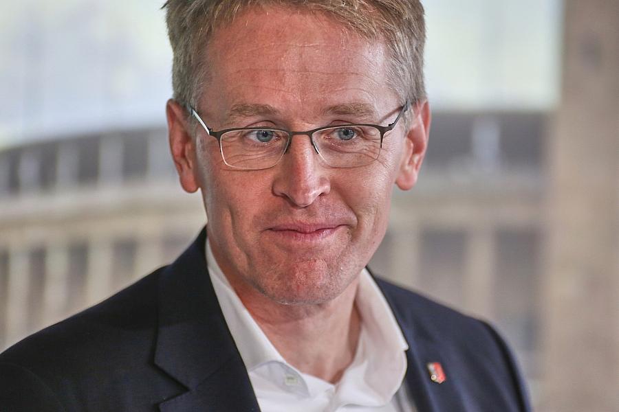 Daniel Günther kritisiert Prioritäten der Koalition bei Mütterrente und Stromsteuer