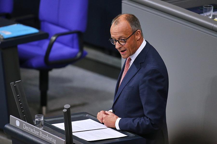 Friedrich Merz verteidigt außenpolitische Schwerpunkte und betont europäische Partnerschaft