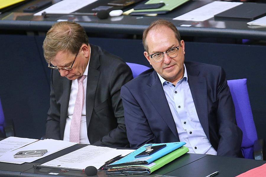Bundesregierung kooperiert wohl mit Taliban für Abschiebungen – scharfe Kritik von Linksfraktion