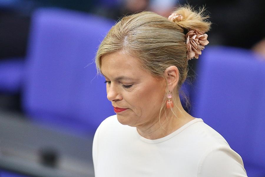 Bundestagspräsidentin Julia Klöckner verteidigt strenge Regeln zu Symbolen im Plenum