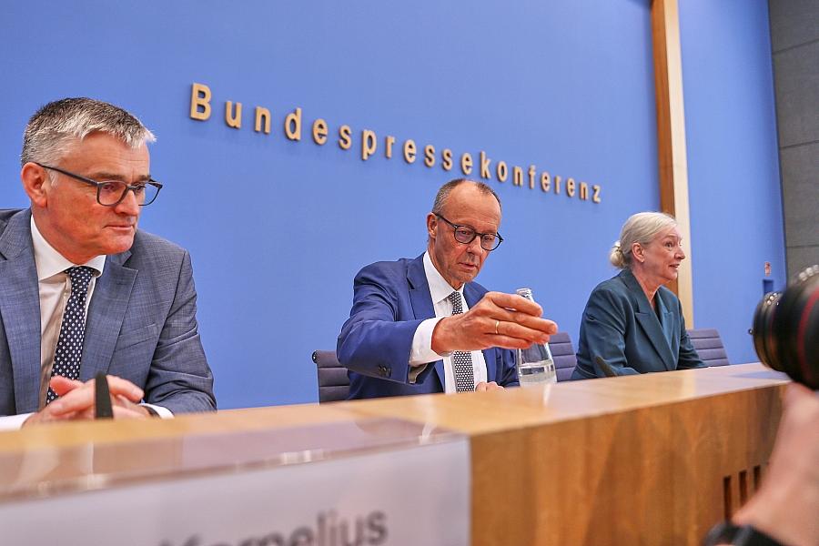 Merz lehnt Abschaffung von Feiertagen ab – Mehrarbeit doch nicht für alle gefordert
