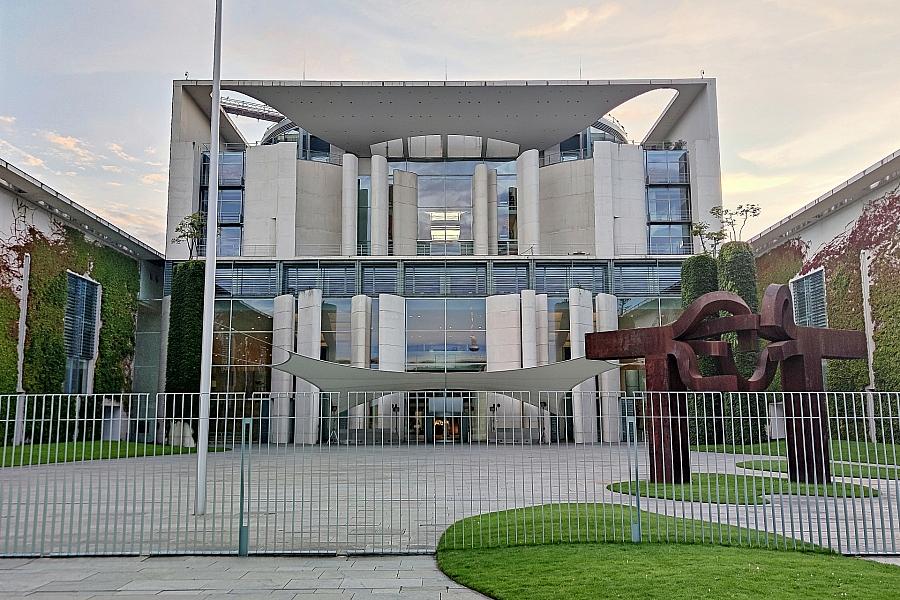DGB-Chefin Yasmin Fahimi fordert Autogipfel mit Bundeskanzler Merz zur Zukunft der Automobilbranche
