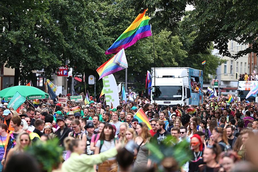 CSD Berlin zieht hunderttausende Teilnehmer an – Polizei im Einsatz bei Gegendemos und Zwischenfällen