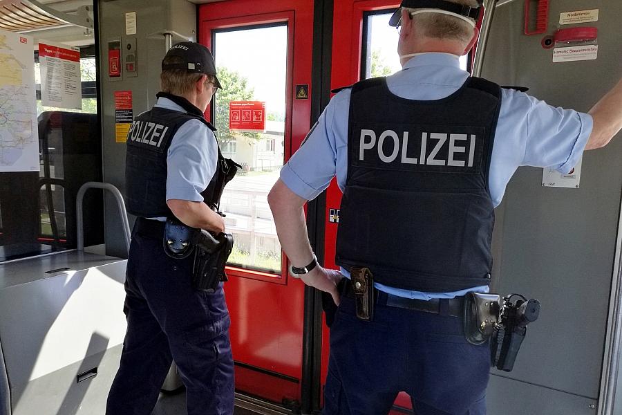 Vier Männer belästigen Reisende und zeigen Hitlergruß in Stendal