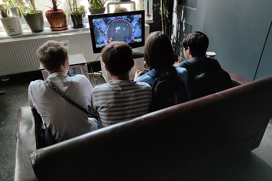 Umfrage: Frauen zocken täglich länger Videospiele als Männer