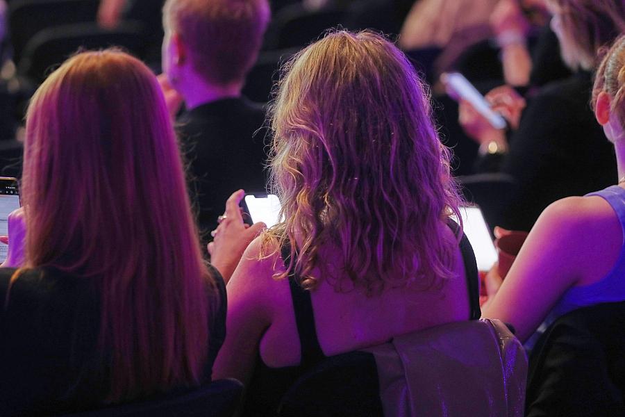Essstörungen bei Jugendlichen: DGKJP fordert verbindliche Social-Media-Regeln