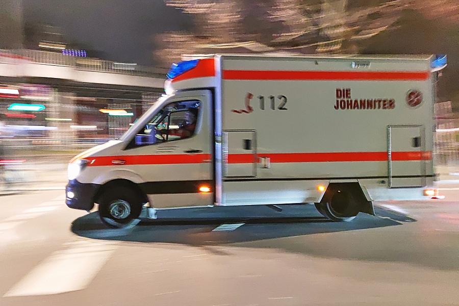 Motorradfahrer kollidiert mit Schranke am Bahnübergang in Kläden