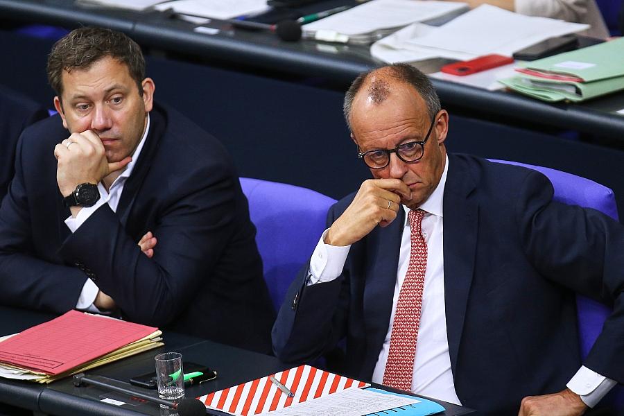 Ökonomen bewerten erste 100 Tage der Bundesregierung: Kritik an Rentenreform und Schuldenbremse