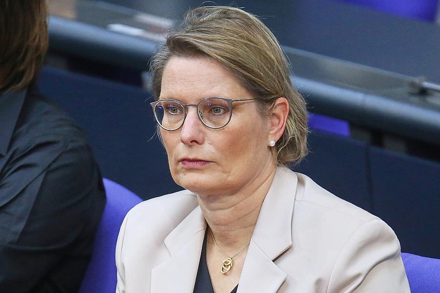 Hubig prüft Sanktionen für Unternehmen ohne Frauenquote in Führungspositionen