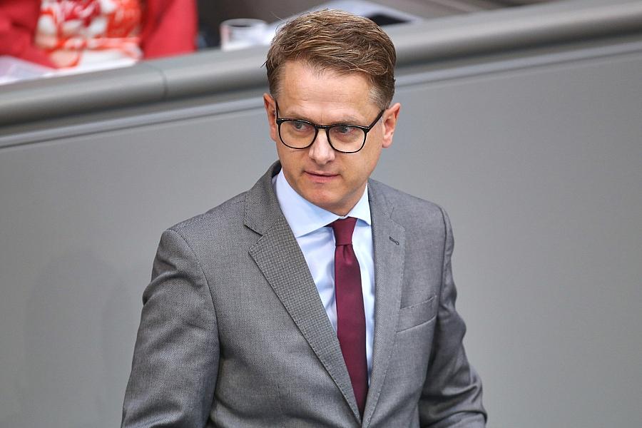 Beamtenbund und Grüne kritisieren Linnemanns Vorstoß zur Beschränkung des Beamtentums – FDP unterstützt Initiative