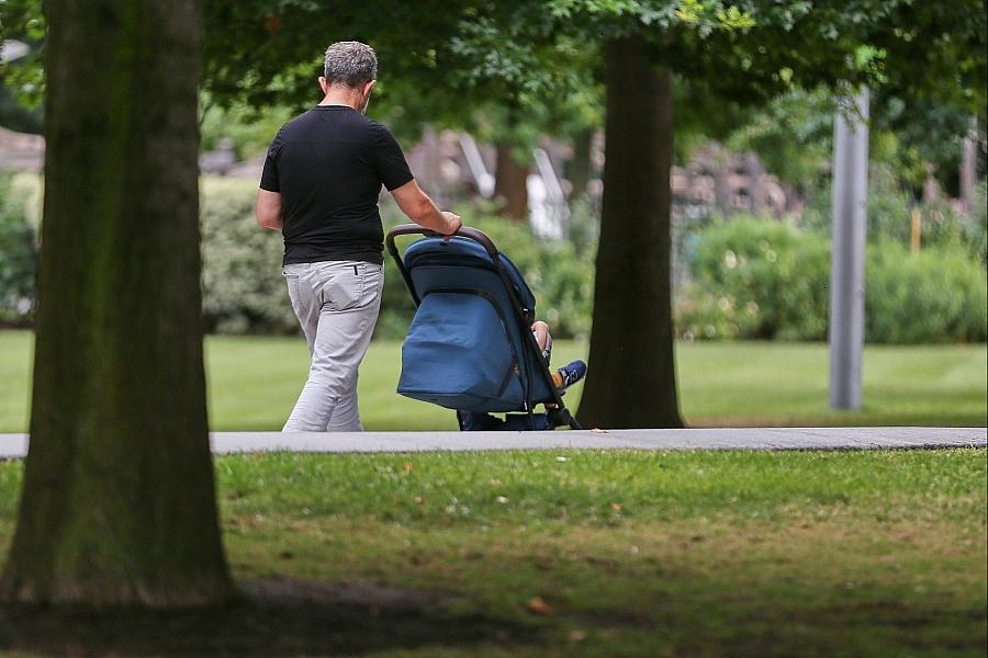 Studie zeigt: Väter wollen mehr Zeit mit Kindern, doch Realität sieht anders aus