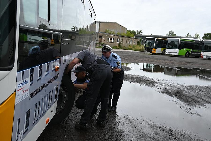 Polizei kontrolliert Schulbusse vor Schulstart in Stendal