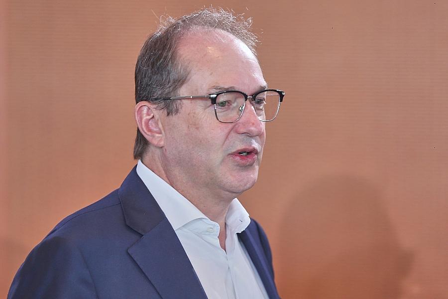 Dobrindt verteidigt Beamtentum als Stabilitätsfaktor – Kein Bedarf für Reformen