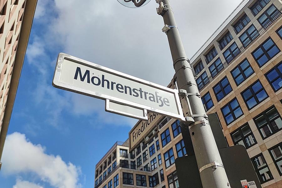 OVG Berlin ermöglicht Umbenennung der Mohrenstraße in Anton-Wilhelm-Amo-Straße trotz Klagen