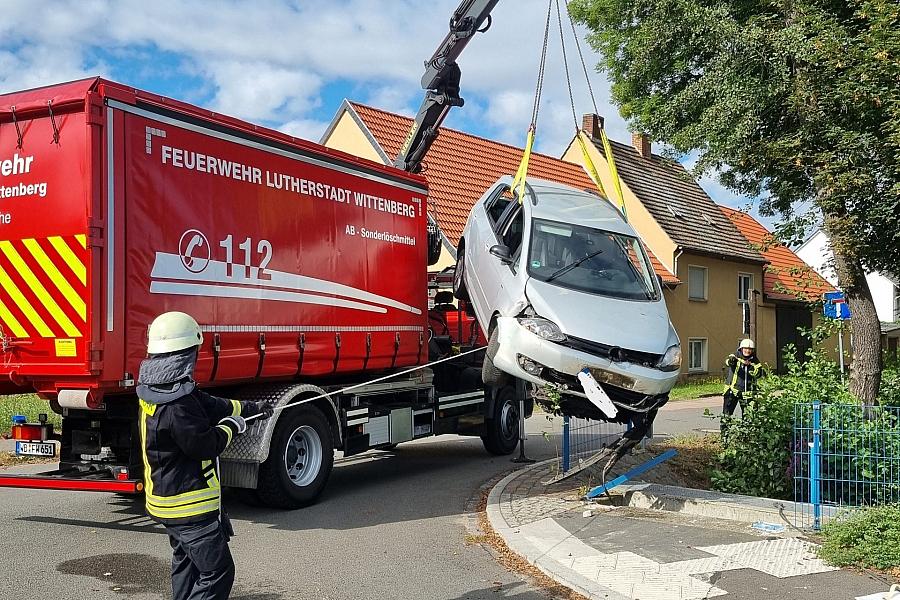 Auto stürzt in Bach – Fahrer nach Unfall in Wittenberg verletzt