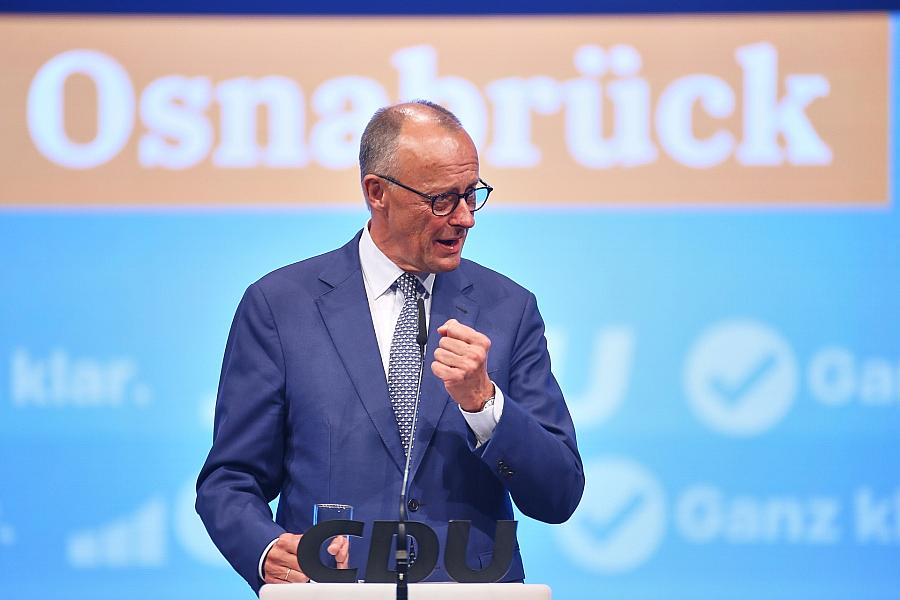 Friedrich Merz verteidigt außenpolitischen Fokus – Wirtschaftspolitik hat Priorität in exportabhängigem Deutschland