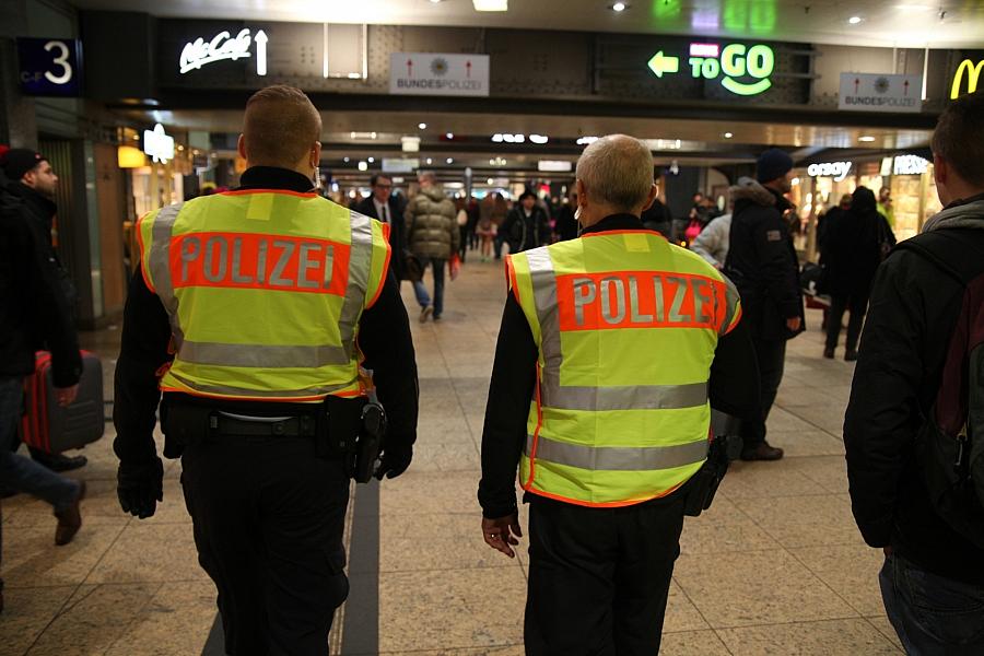 Dobrindt kündigt mehr Polizeipräsenz an Bahnhöfen und Videoüberwachung an