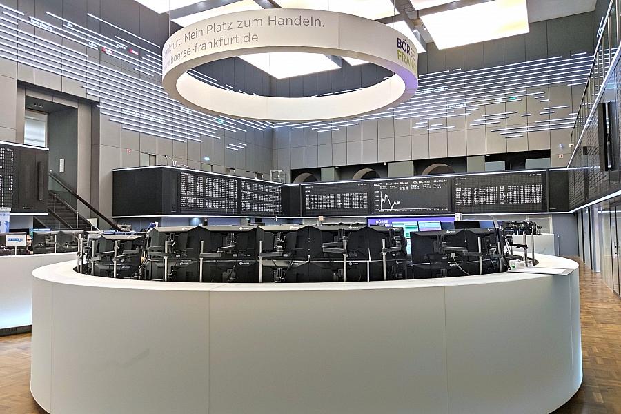 DAX startet mit Gewinnen – Euro und Ölpreis steigen