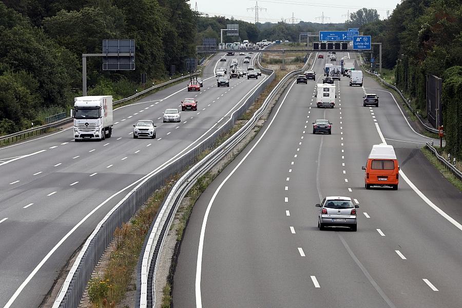 Pkw-Fahrleistung: Auto bleibt wichtigstes Verkehrsmittel in Deutschland mit 472,2 Milliarden Kilometern