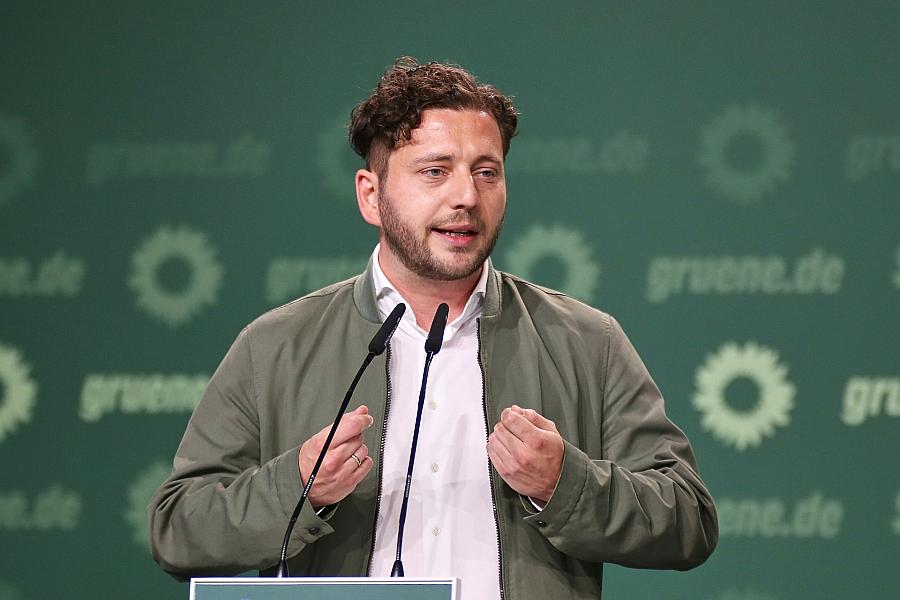 Grünen-Chef Banaszak sieht Linnemanns „Agenda 2030“-Forderung als Provokation gegen SPD