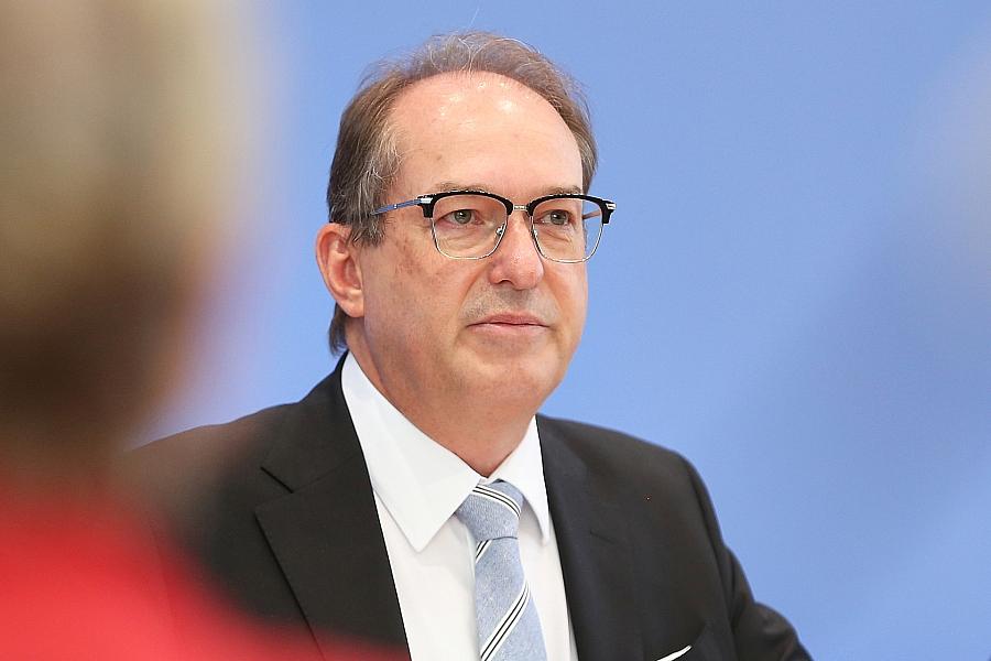 Dobrindt attackiert AfD