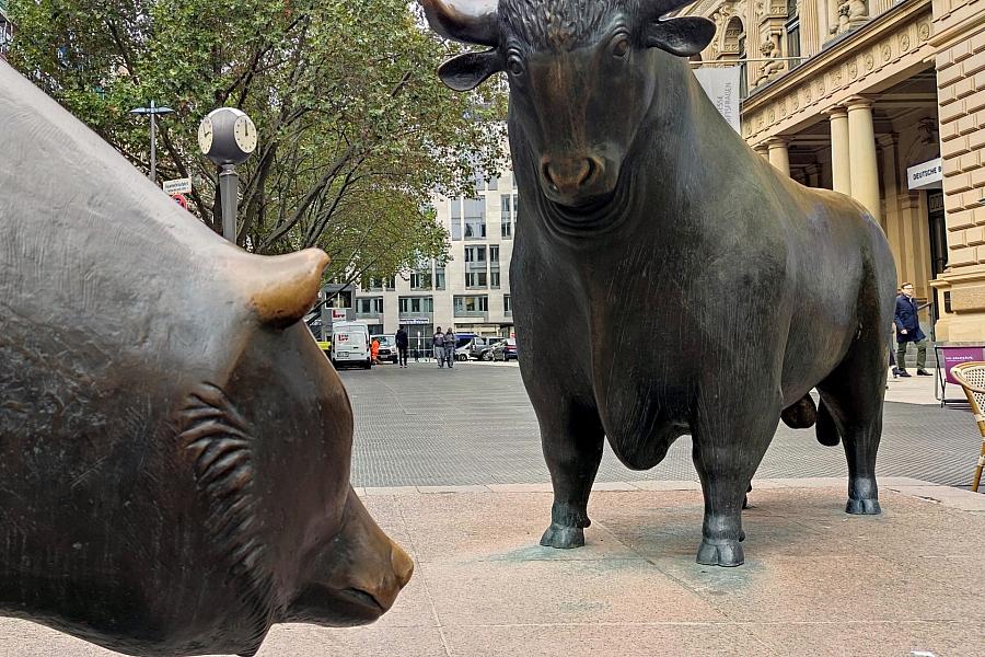 DAX startet nahezu unverändert – US-Shutdown beeinflusst Börsenlage und Arbeitsmarktdaten